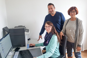 Anne Arndt (links) zeigt Christian Fitz und Sabine Heckel einen der neu eingerichteten Computer.